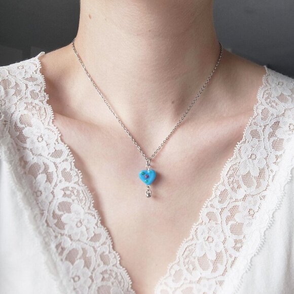 Vintage antique dainty blue glass flower heart necklace - Picture 3 of 9